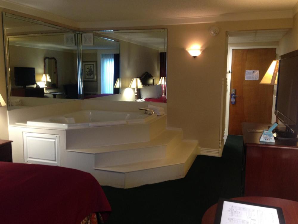 Queen Room with Spa Bath - Non-Smoking interior